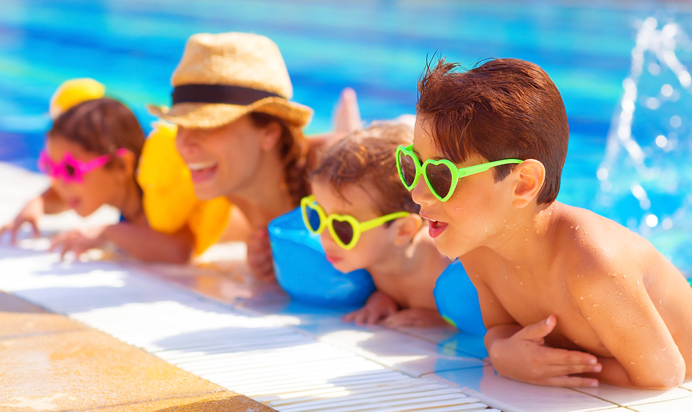 famille dans une piscine