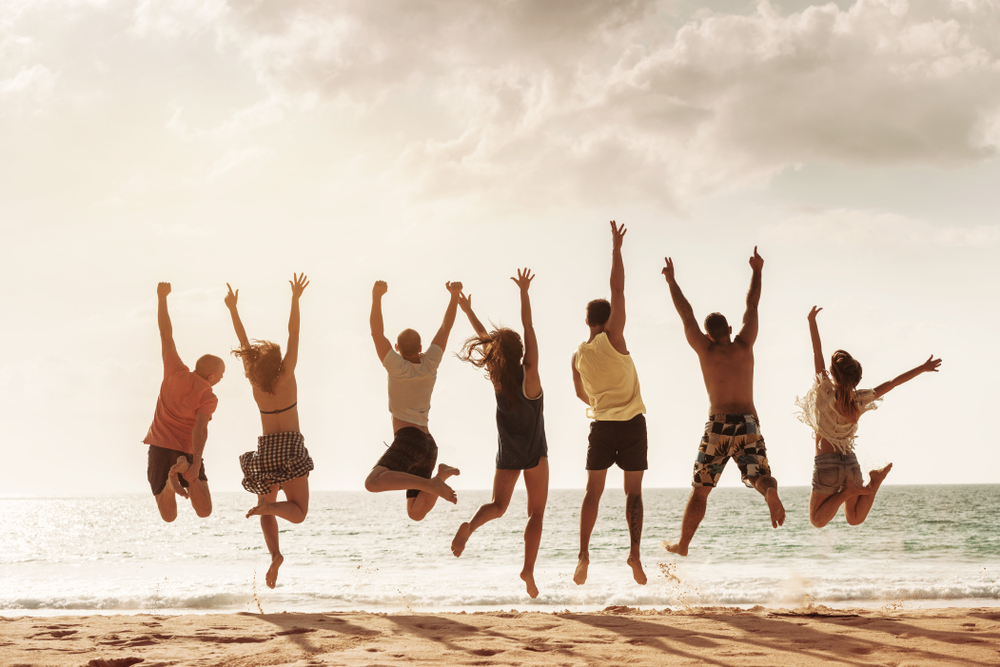 Group,Of,Happy,Friends,Jumps,Together,At,Sunset,Sea,Beach.
